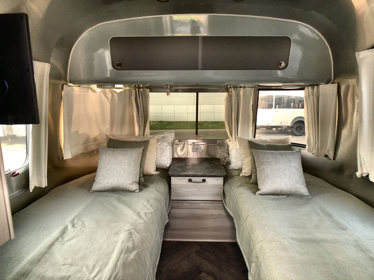 2024 Airstream 27FB Base
