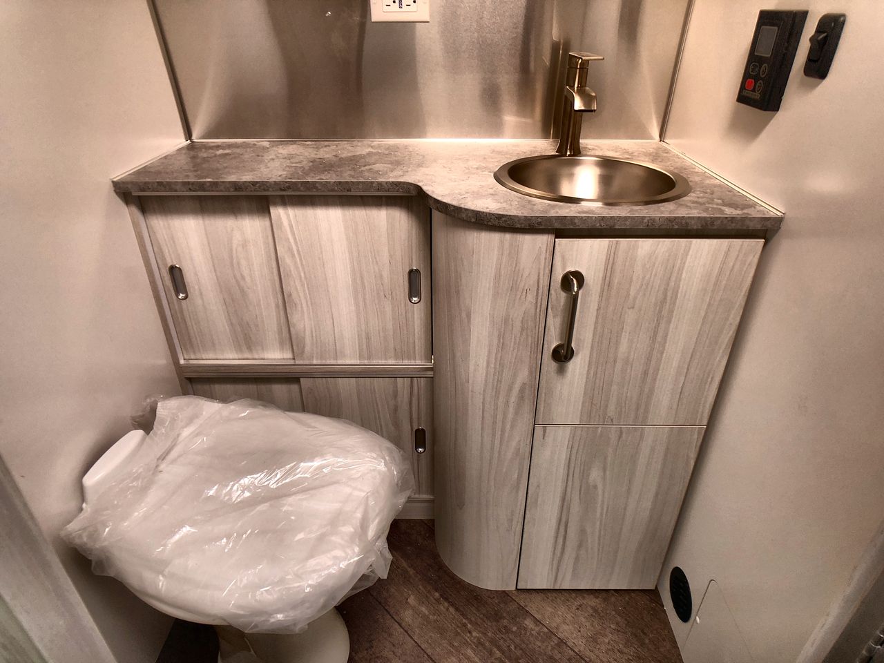 2024 Airstream 27FB Base