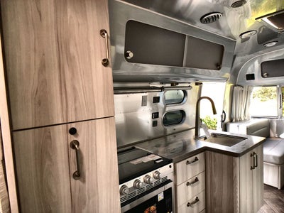 2024 Airstream 27FB Base