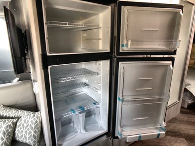 2024 Airstream 27FB Base