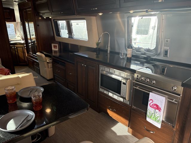 2018 Airstream 33FBQ Base