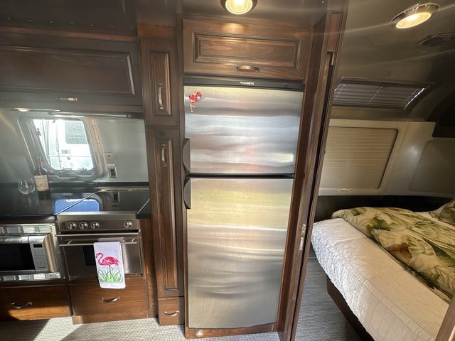 2018 Airstream 33FBQ Base