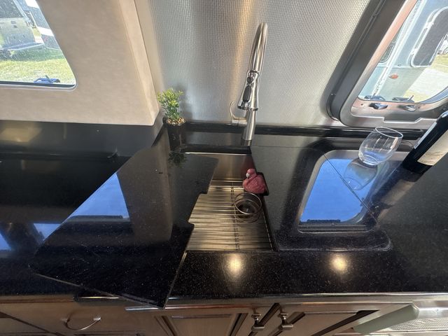 2018 Airstream 33FBQ Base