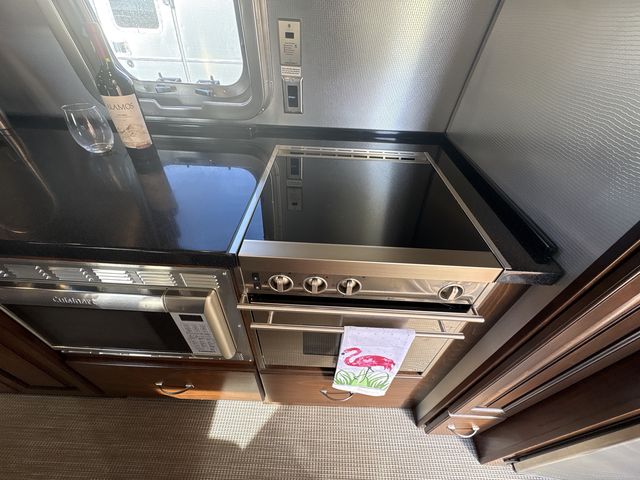 2018 Airstream 33FBQ Base