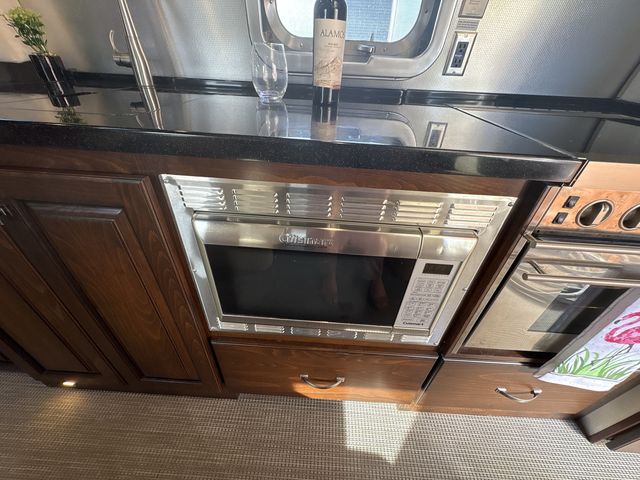 2018 Airstream 33FBQ Base