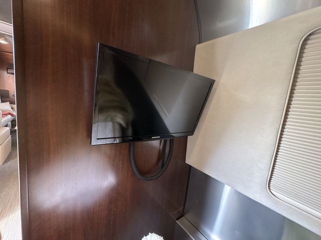 2018 Airstream 33FBQ Base