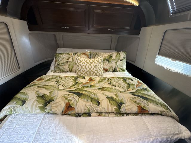 2018 Airstream 33FBQ Base