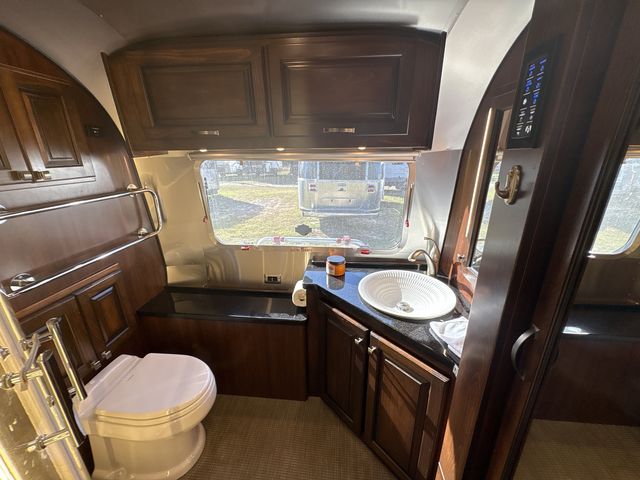 2018 Airstream 33FBQ Base
