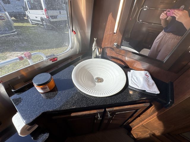 2018 Airstream 33FBQ Base