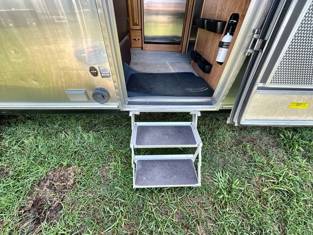 2018 Airstream 33FBQ Base
