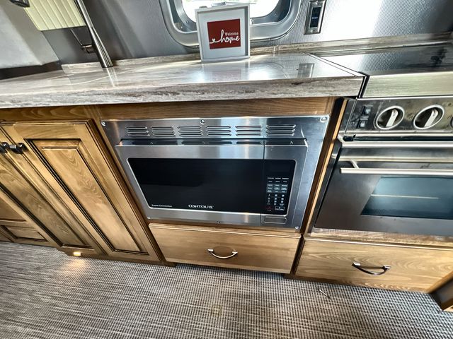 2018 Airstream 33FBQ Base