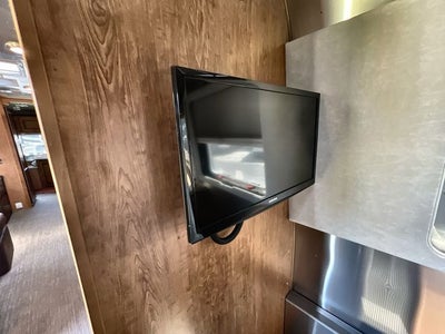 2018 Airstream 33FBQ Base