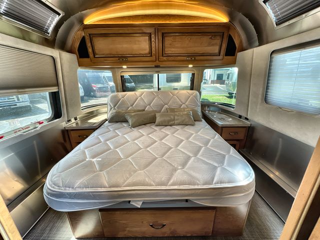 2018 Airstream 33FBQ Base