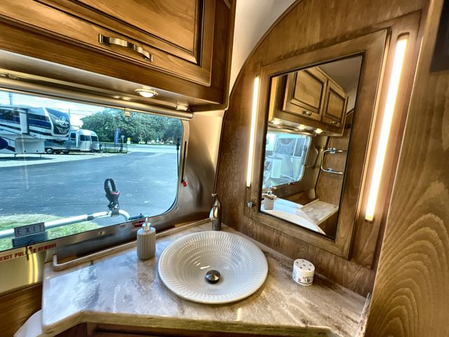2018 Airstream 33FBQ Base