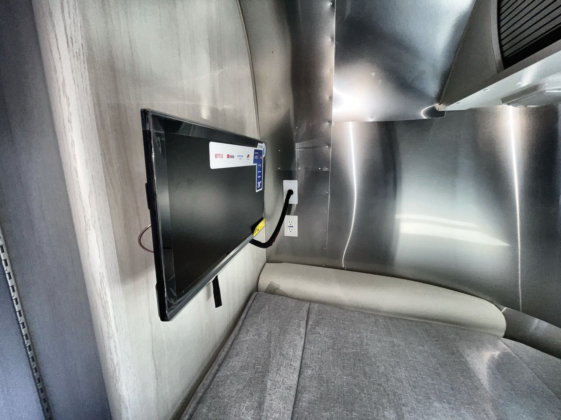 2025 Airstream 16RB Base