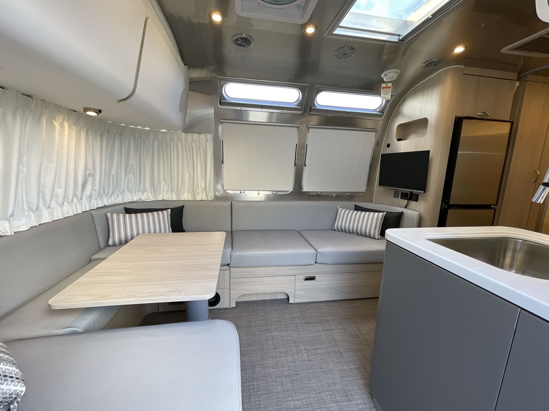 2026 Airstream 25FBQ Base