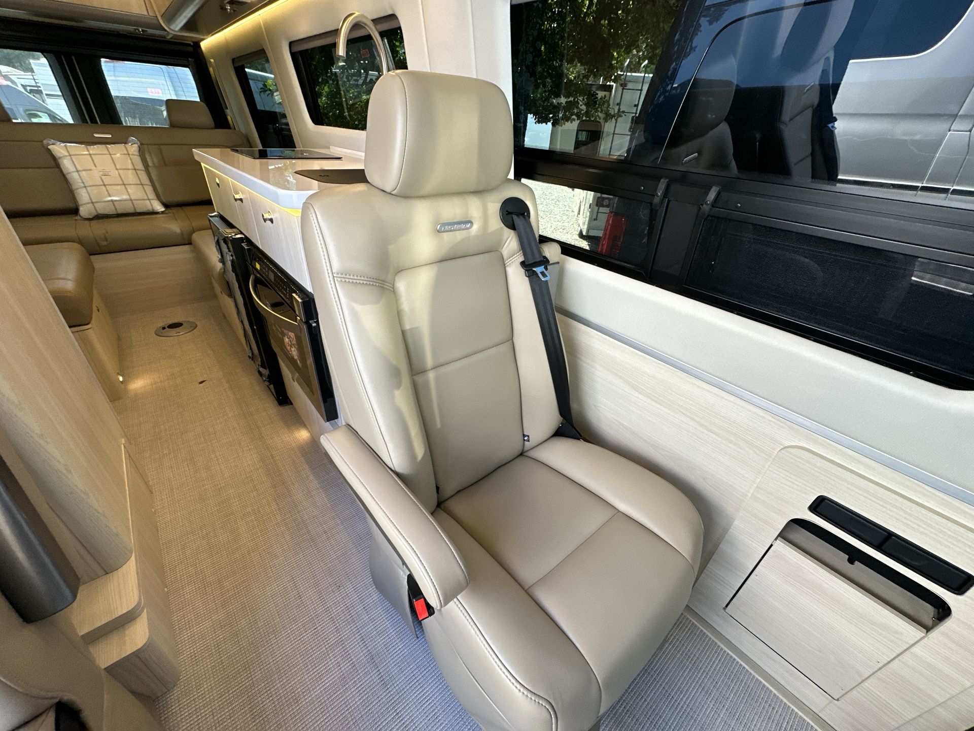 2026 Airstream 24GL 4x2 Passenger Base