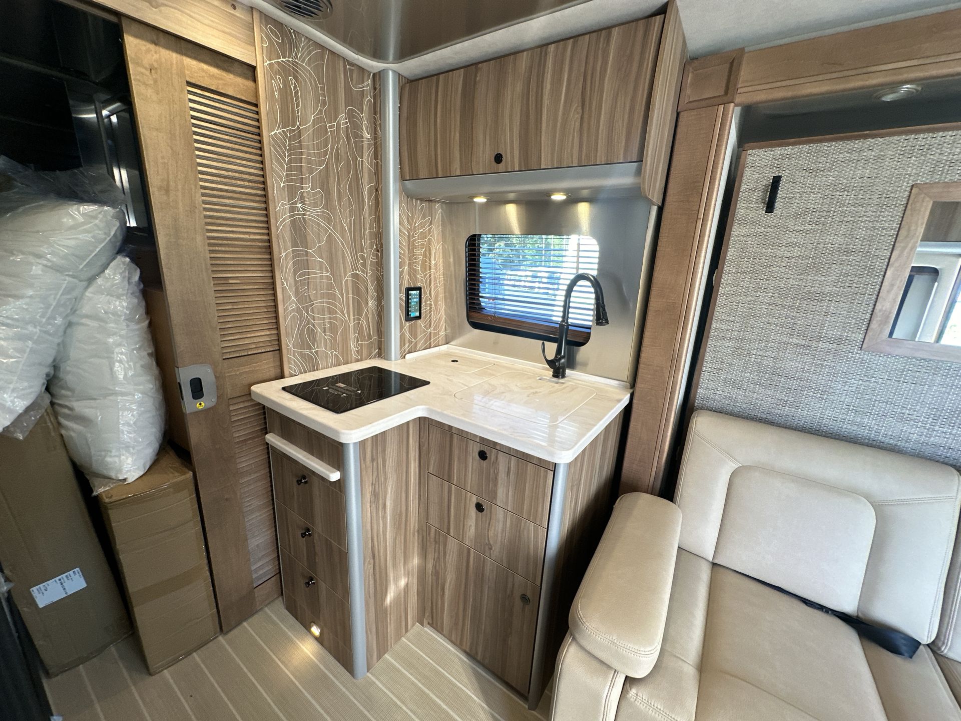 2025 Airstream Murphy Suite Tommy Bahama Base