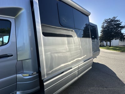 2025 Airstream Murphy Suite Tommy Bahama Base