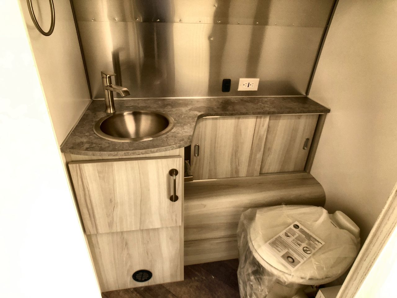 2026 Airstream 28RBT Base